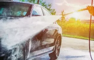 Myjka ciśnieniowa akumulatorowa może wyczyścić samochód