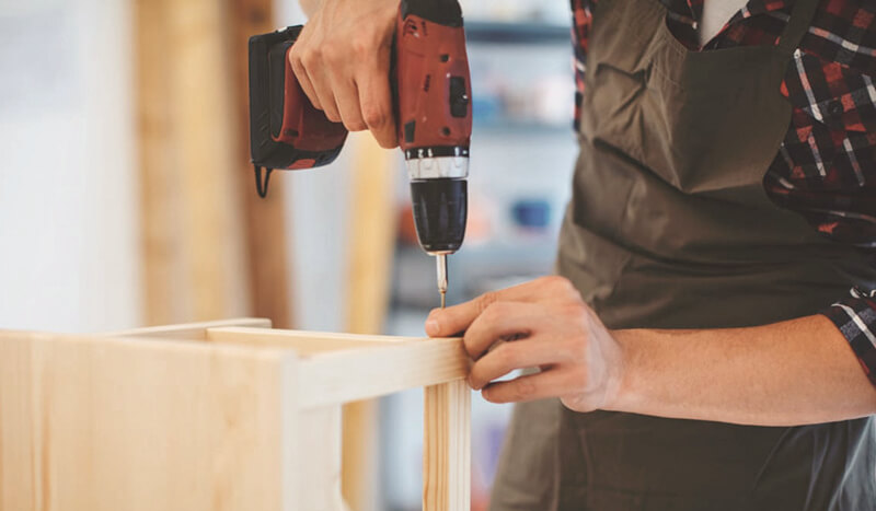 Le bois est percé avec une perceuse sans fil..jpg