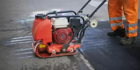 Utilice una placa compactadora para compactar el asfalto.jpg
