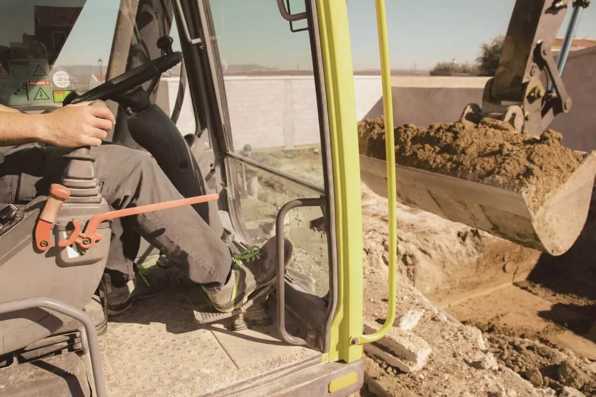 how-to-use-mini-excavator-dig-foundation.jpg